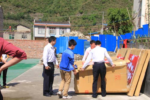 四川新华爱心汇聚，向雅安地震灾区汉源安乐中学送去物资