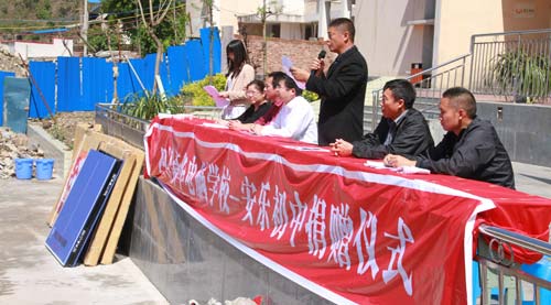 四川新华爱心汇聚，向雅安地震灾区汉源安乐中学送去物资