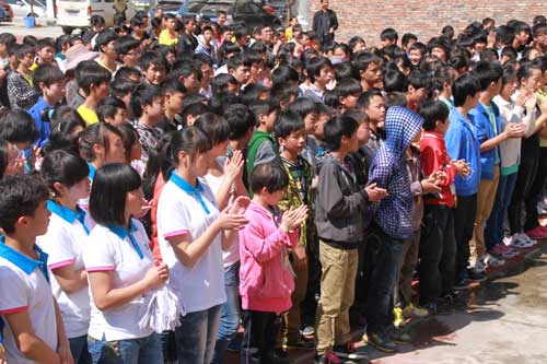 四川新华爱心汇聚，向雅安地震灾区汉源安乐中学送去物资