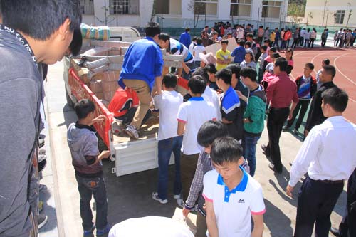 四川新华爱心汇聚，向雅安地震灾区汉源安乐中学送去物资