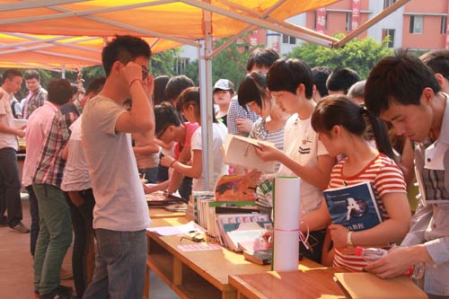 “爱心义卖，共筑希望”新华学子义卖活动支援雅安