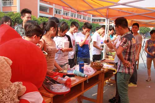 “爱心义卖，共筑希望”新华学子义卖活动支援雅安