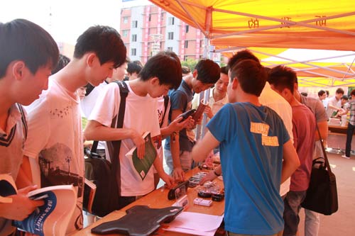 “爱心义卖，共筑希望”新华学子义卖活动支援雅安