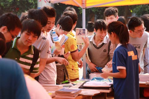 “爱心义卖，共筑希望”新华学子义卖活动支援雅安