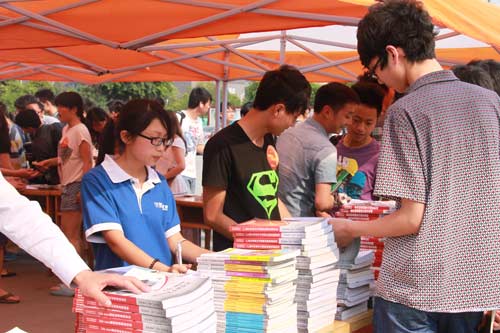 “爱心义卖，共筑希望”新华学子义卖活动支援雅安