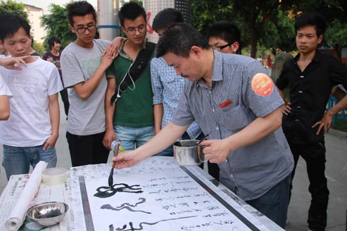 “爱心义卖，共筑希望”新华学子义卖活动支援雅安