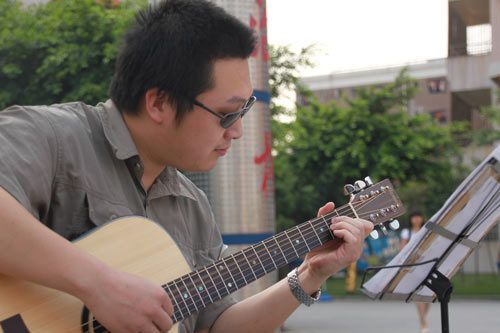 “爱心义卖，共筑希望”新华学子义卖活动支援雅安