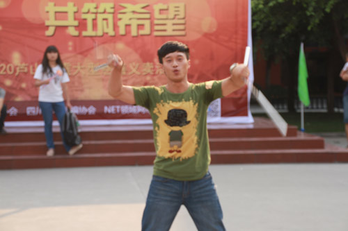 “爱心义卖，共筑希望”新华学子义卖活动支援雅安