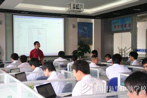 四川新华电脑学院E-BOSS创业中心，人手一台笔记本，wifi全覆盖