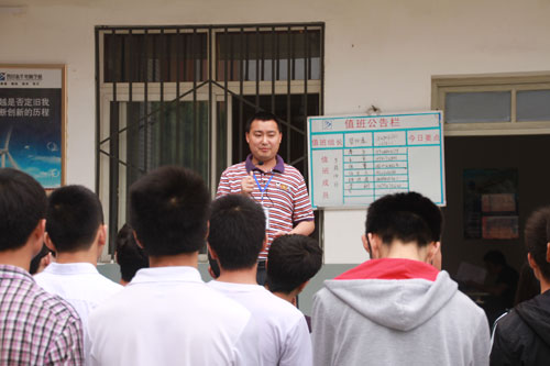 四川新华电脑学院校长助理王强先生深切寄语学子们