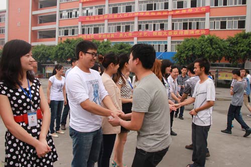 感念师恩,与老师纷纷握手道别