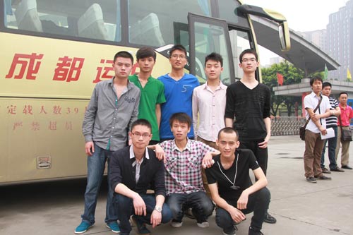 班主任老师,为我们料理生活琐事,是我们身边的父母