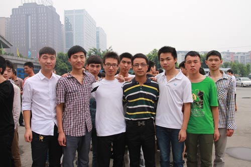 与班主任老师合影留念