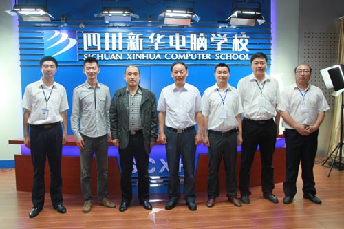 新华集团执行总裁王总（中）与我校领导在摄影棚合影