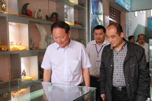 王总观看建筑表现专业学生作品