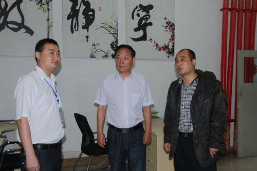王总参观我校教师办公室
