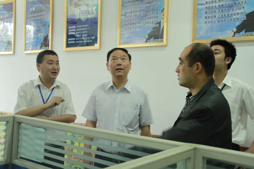 王总对我校办公室文化表示了高度赞扬