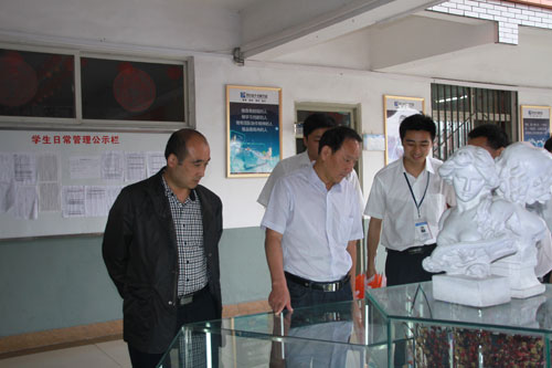 王总参观我校广告设计作品展