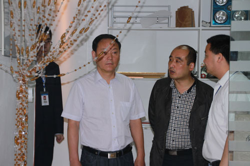 王总参观我校三维项目实训室