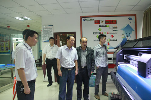 王总参观我校平面实训室