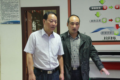 我校刘校长向王总介绍平面制作流程