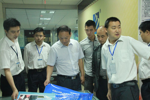 王总在平面实训室对喷绘作品高度赞扬