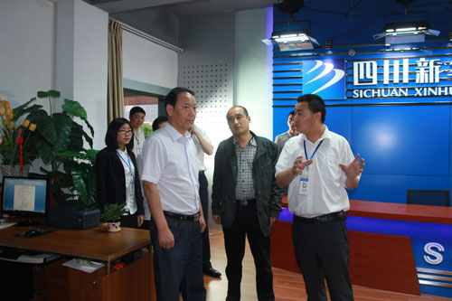 我校王助理向王总介绍校园摄影棚