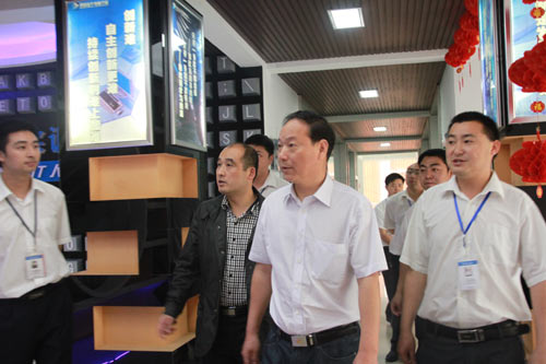 王总参观我校软件项目实训群