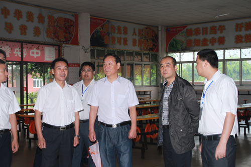 王总参观我校学生食堂