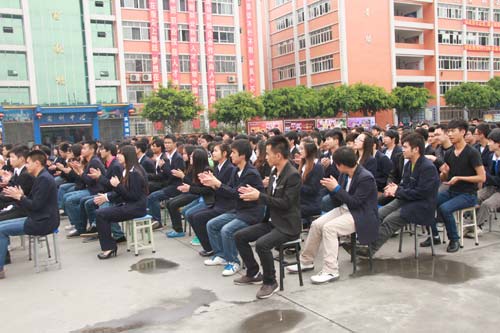 四川新华2013毕业典礼:这一天,我们毕业了