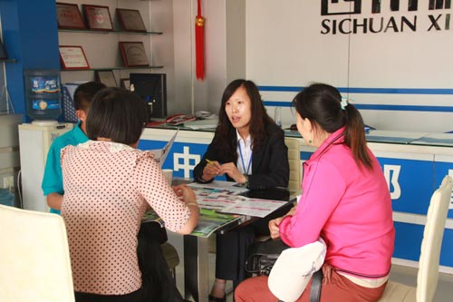 四川新华电脑学院前来参观咨询的学子和家长