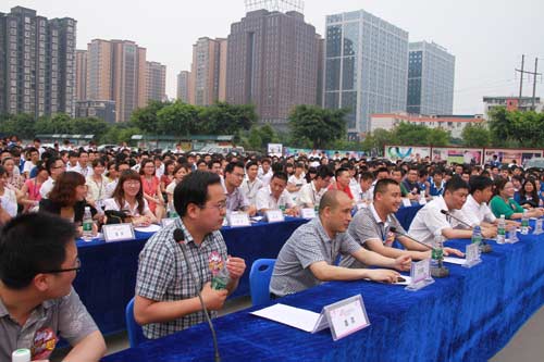 从课堂走向T台圣殿，新华学子秀出靓丽青春