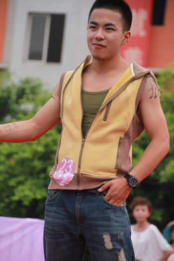 从课堂走向T台圣殿，新华学子秀出靓丽青春