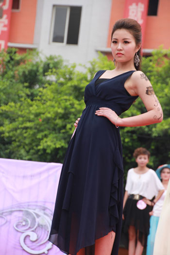 从课堂走向T台圣殿，新华学子秀出靓丽青春