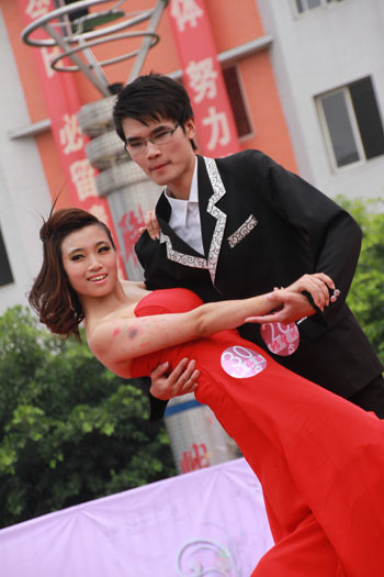 从课堂走向T台圣殿，新华学子秀出靓丽青春