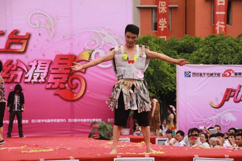 从课堂走向T台圣殿，新华学子秀出靓丽青春