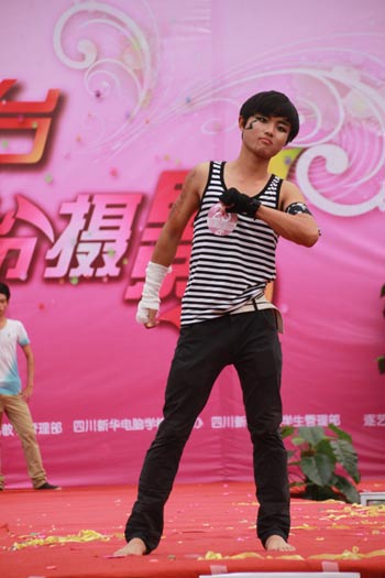 从课堂走向T台圣殿，新华学子秀出靓丽青春