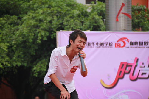 从课堂走向T台圣殿，新华学子秀出靓丽青春