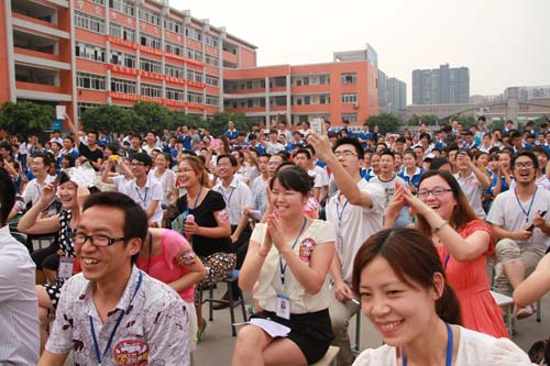 从课堂走向T台圣殿，新华学子秀出靓丽青春