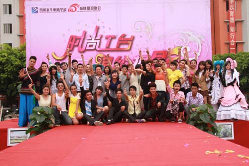 从课堂走向T台圣殿，新华学子秀出靓丽青春