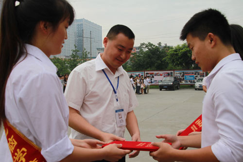 四川新华电脑学院王助理为他们颁发了荣誉证书
