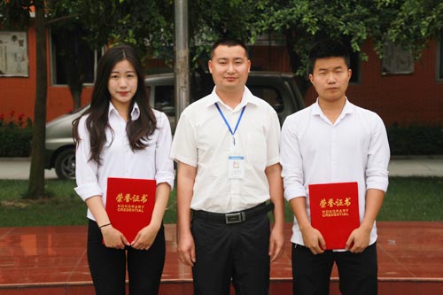 祝贺获奖的同学们