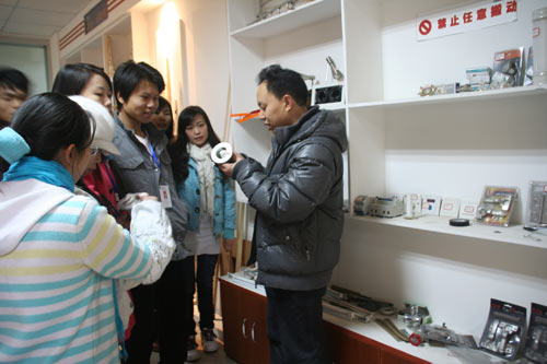 学子在三维项目实训室了解各种板材