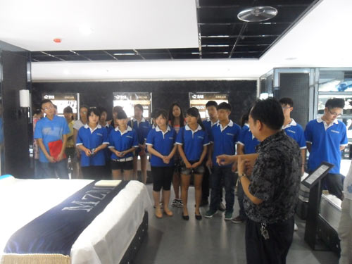 梵创家居王总带领师生参观了梵创家居的实体展厅