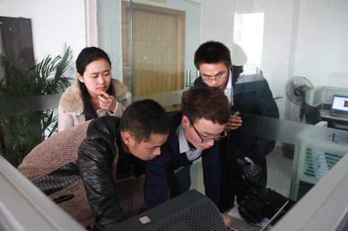 夏老师帮助同学们解决困难