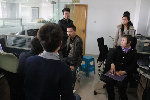 指导老师及时跟同学们开会，指出了大家的缺点