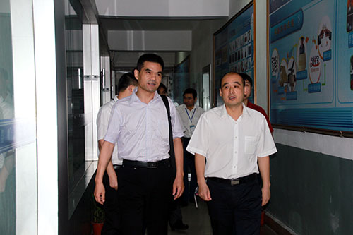四川省民政厅黄晓明处长（左）参观我校E-BOSS创业实训中心