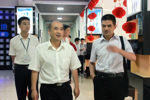 黄处长参观我校软件项目实训群