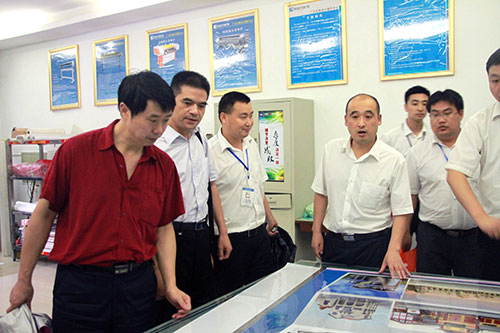 黄处长参观我校平面实训室