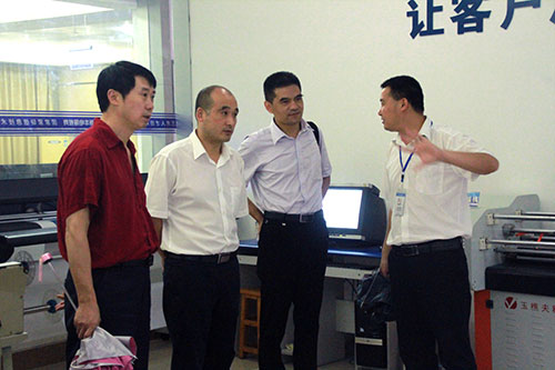 王助理向黄处长介绍平面实训设备